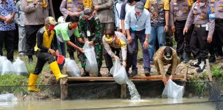 Polri Peduli Covid 19, Polda Riau Bakti Sosial Dalam Menggerakkan Ekonomi Dan Ketahanan Pangan
