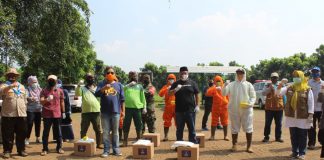 Gugus Tugas Nasional Beri Baju APD Covid-19 Kepada Petugas Pemakaman