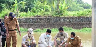 Mengantisipasi Kelangkaan Pangan, Bupati Kampar Tabur 100.000 Benih Ikan