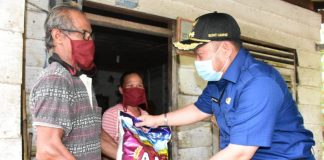 Bupati Kampar Serahkan BLT DD dan Sisir Masyarakat Miskin Desa di Dua Kecamatan