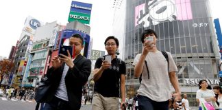 Jepang Larang Orang Gunakan Ponsel Sambil Berjalan