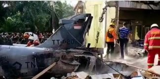 Pesawat TNI AU Jatuh di Pemukiman Warga, Pilot Melayang di Udara