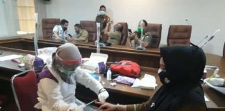 Ratusan Pegawai dan Pejabat Struktural DPMPTSP Jalani Rapid Test