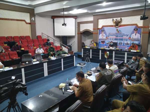 md-81956-Wali-Kota-Pekanbaru--Firdaus-saat-melaksanakan-Rapat-Forkopimda-membahas-Pemberlakuan-Perilaku-Hidup-Baru-di-Kota-Pekanbaru