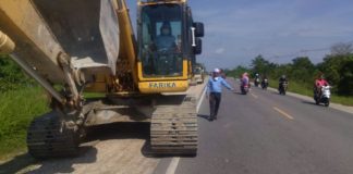 Camat Tambang Bersama Kepala Desa Bersihkan Sampah di Jalan Camat-Tambang-Bersama-Kepala-Desa-Bersihkan-Sampah-di-Jalan