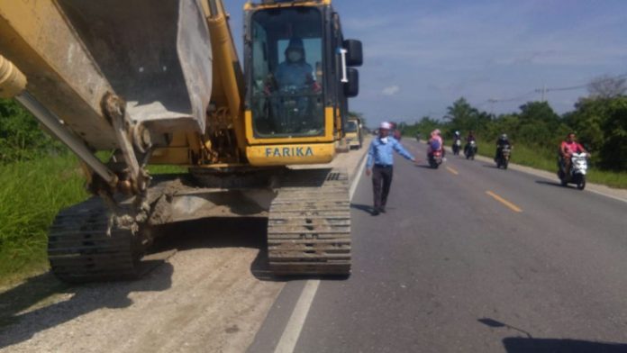 Camat-Tambang-Bersama-Kepala-Desa-Bersihkan-Sampah-di-Jalan