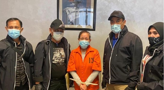 Maria Pauline Lumowa, buron perkara pembobolan BNI yang baru saja diekstradisi serta datang di Bandara Soekarno- Hatta, Kamis( 9/ 7/ 2020).( KOMPAS Televisi/ ARSIP KEMENKUMHAM) Maria Pauline Lumowa, buron perkara pembobolan BNI yang baru saja diekstradisi serta datang di Bandara Soekarno- Hatta, Kamis( 9/ 7/ 2020).( KOMPAS Televisi/ ARSIP KEMENKUMHAM)