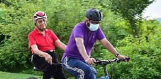 Jadi Warga Biasa, Mantan PM Malaysia Mahathir Santai Bersepeda jadi-warga-biasa-mantan-pm-malaysia-mahathir-santai-bersepeda