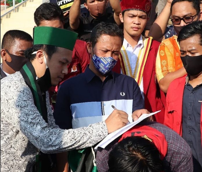 Mahasiswa-Tuntut-Omninus-Law-RUU-Cipta-Lapangan-Kerja-di-DPRD-Riau