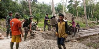 Personil Kodim 0303 Bengkalis Lanjut Pengecoran Jalan Besara Warga di Desa Tamiang