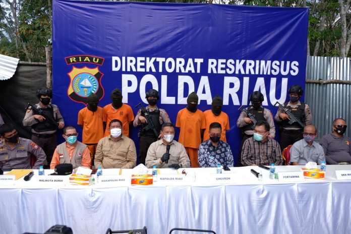 polda-riau-bongkar-sindikat-penyulingan-minyak-illegal-di-dumai-4-orang-diringkus-1-dpo