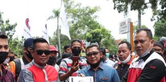 Tolak RUU Omnibuslaw, KSBSI Lakukan Aksi Unjuk Rasa di Gedung DPRD Riau tolak-ruu-omnibuslaw-ksbsi-lakukan-aksi-unjuk-rasa-di-gedung-dprd-riau