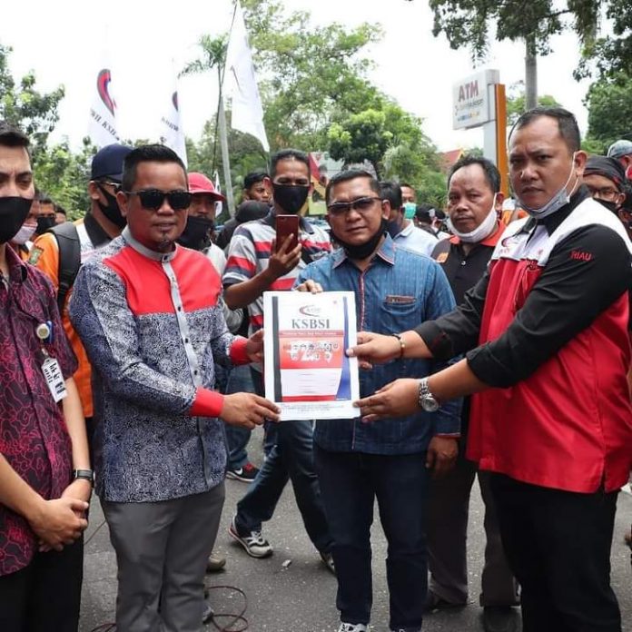 tolak-ruu-omnibuslaw-ksbsi-lakukan-aksi-unjuk-rasa-di-gedung-dprd-riau