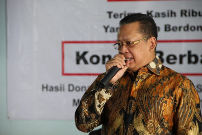 Bambang-Soesatyo-Menyerahkan-Sembako-Kepada-4-Organisasi-Seniman