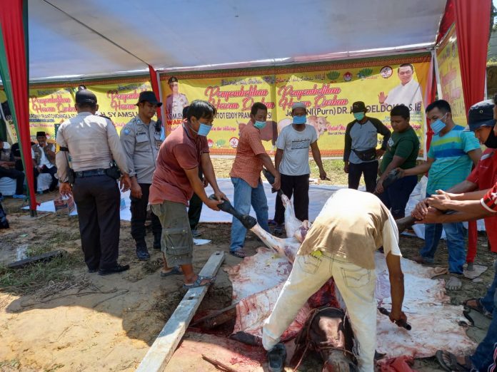 moeldoko-dan-marsma-tni-ronny-irianto-moningka-sumbangkan-sapi-kurban