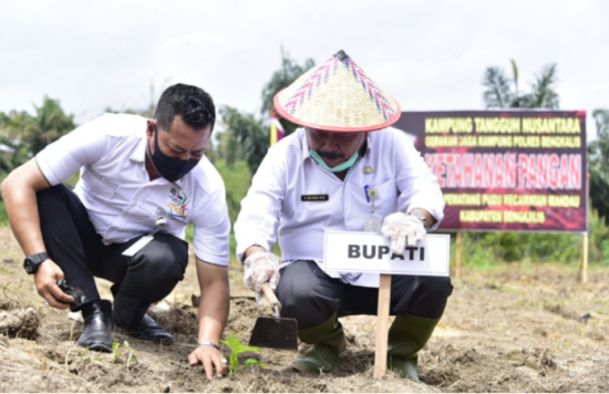 Bupati Bengkalis diwakili Asisten Perekonomian dan Pembangunan Sekretariat Daerah Bengkalis Heri Indra Putra menghadiri acara Jaga Kampung pemkab-bengkalis-dukung-program-polri