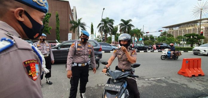 Propam Polda Riau Tindaklanjuti Inpres Nomer 6 Tahun 2020 Tentang Percepatan Penanganan Covid-19 tindaklanjuti-inpres-nomer-6-tahun-2020-tentang-percepatan-penanganan-covid-19-propam-polda-riau-lakukan-penertiban-personil