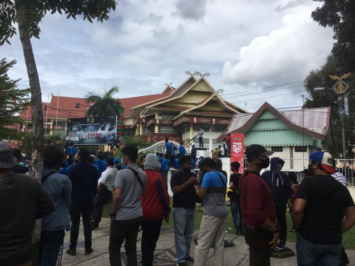 Geruduk-Kantor-DPRD-Riau-Mahasiwa-Tolak-RUU-Cipta-Kerja