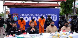 Polda Riau Ungkap Sabu 36 Kg, Satu Diantara Lima Pelaku Oknum Polisi Polda-Riau-Kembali-Ungkap-Sabu-36-Kg-Dan-Amankan-5-Tersangka