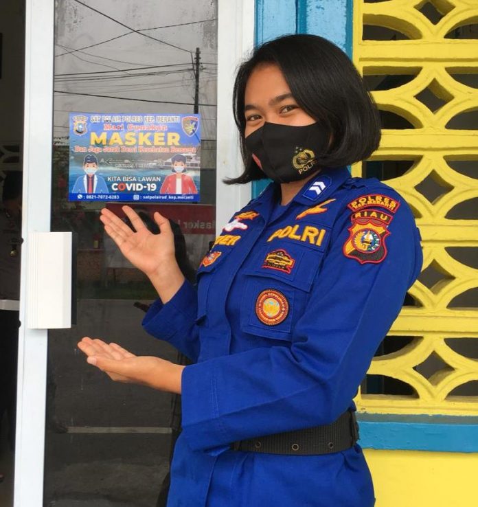 cegah-covid-19-satpolair-pasang-stiker-imbauan-pakai-masker-dan-jaga-jarak