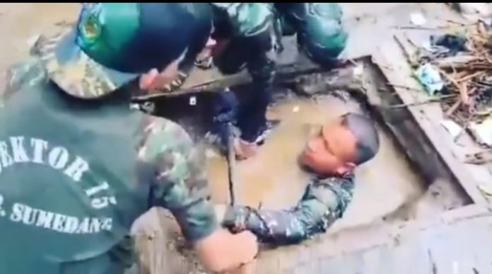 aksi-heroik-serka-erik-nyemplung-ke-gorong-gorong-untuk-bersihkan-sampah