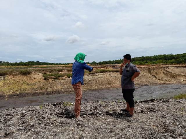 Limbah Pabrik Sawit Jebol, Polres Bengkalis Periksa Manajemen PMKS PT SIPP Duri kolam-limbah-sawit-jebol-polres-bengkalis-periksa-manajemen-pmks-pt-sipp-duri-sejumlah-kolam-limbah-milik-pabrik-mini-kelapa-sawit-pt-sipp-polisi-mulai-lakukan-penyidikan-riauterkini-duri-jebolnya