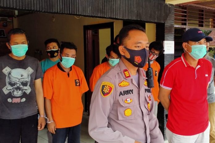 Polsek Bukut Raya Tangkap Empat Pelaku Penebangan Pohon Di Pekanbaru Polsek-Bukut-Raya-Tangkap-Empat-Pelaku-Penebangan-Pohon-Di-Pekanbaru