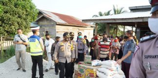 Polres Rohul Bagikan Sembako Kepada Masyarakat Terdampak Bencana Banjir di Desa Sontan