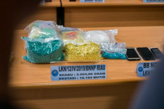 BNNP Riau Amankan Pengirim 6.594 Butir Ekstasi Lewat Jasa Ekspedisi bnnp-riau-amankan-penyeludupan-6-594-butir-ekstasi-lewat-jasa-ekspedisi