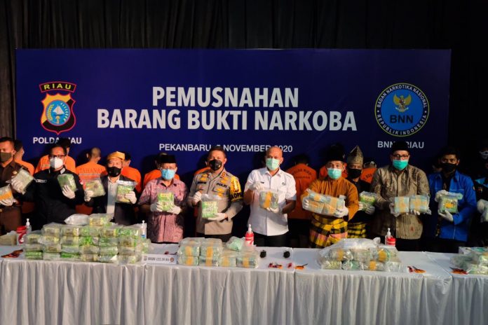 polda-riau-bersama-bnnp-riau-musnahkan-122-kg-sabu-dan-10-000-ekstasi