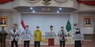 Gubri Berikan Penghargaan Secara Simbolik Pada Siswa Berprestasi