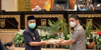 Gubri Sampaikan Nota Keuangan Raperda APBD 2021 gubri-sampaikan-nota-keuangan-raper