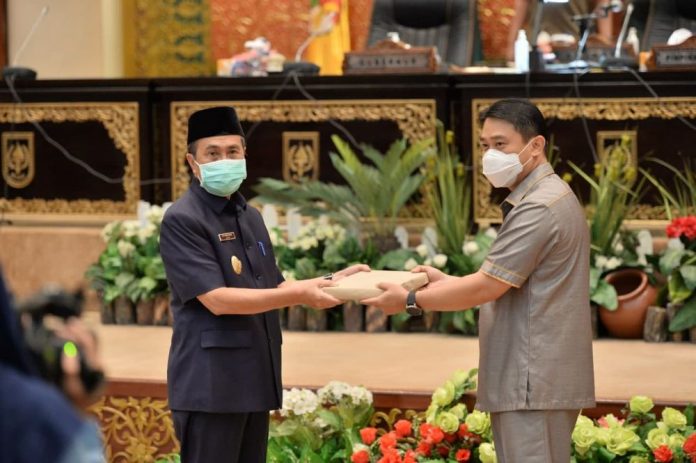 gubri-sampaikan-nota-keuangan-raper