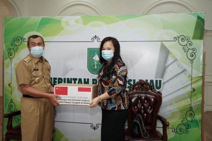 Gubernur Riau Terima Sumbangan 500 Paket Sembako Dari Konjen RRT di Medan gubernur-riau-terima-sumbangan-500-paket-sembako-dari-konjen-rrt-di-medan