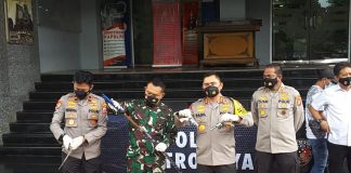 Pengikut MRS Todongkan Senpi dan Sajam ke Anggota Polri di Tol Japek pengikut-mrs-todongkan-senpi-dan-sajam-ke-anggota-polri-di-tol-japek