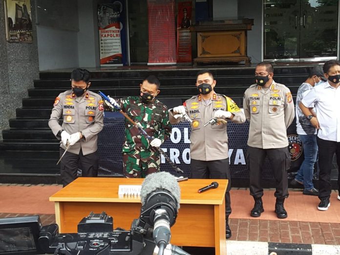 Pengikut MRS Todongkan Senpi dan Sajam ke Anggota Polri di Tol Japek pengikut-mrs-todongkan-senpi-dan-sajam-ke-anggota-polri-di-tol-japek