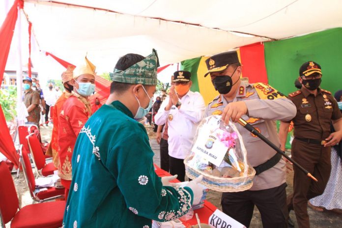 Kapolda Riau Tinjau TPS, Pastikan Pilkada Berjalan Aman Sesuai Prokes kapolda-riau-tinjau-tps-pastikan-pilkada-berjalan-aman-sesuai-prokes