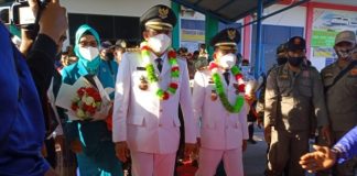 Tiba di Selatpanjang, Bupati dan Wakil Bupati Meranti H.M Adil-H. Asmar Disambut Masyarakat bupati-dan-wakil-bupati-meranti-h-m-adil-h-asmar-disambut-masyarakat