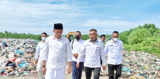 Cegah Abrasi, Bupati Meranti : Jadikan Sampah dan Batang Kelapa Sarana Penimbunan Cegah Abrasi, Bupati Meranti : Jadikan Sampah dan Batang Kelapa Sarana Penimbunan