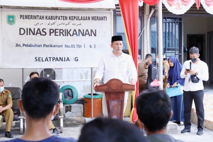 Bupati Meranti Serahkan Bantuan Alat Tangkap Ikan Pada 7 Kelompok Nelayan