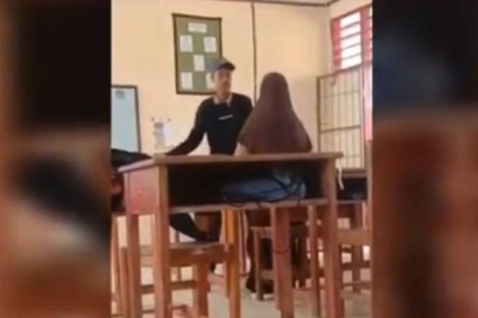 Viral! Pelajar Pria Aniaya Teman Wanita di Kelas Viral! Pelajar Pria Aniaya Teman Wanita di Kelas