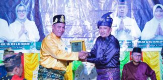 Malam Syukuran, Bupati Meranti Terima Keris Kebesaran dari Sultan Siak ke-XIII Malam Syukuran, Bupati Meranti Terima Kris Kebesaran dari Sultan Siak ke-XIII