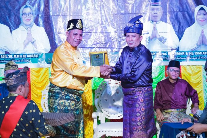 Malam Syukuran, Bupati Meranti Terima Kris Kebesaran dari Sultan Siak ke-XIII Malam Syukuran, Bupati Meranti Terima Kris Kebesaran dari Sultan Siak ke-XIII