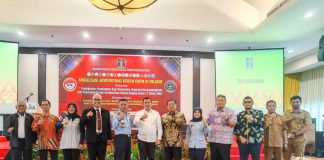 Terima Sertifikat IG Sagu, Meranti jadi Kabupaten Pertama di Riau MERANTI - Kabupaten Kepulauan Meranti menjadi kabupaten pertama bahkan satu-satunya di Provinsi Riau yang memiliki Sertifikat Indikasi Geografis (IG) atas hasil perkebunannya dari Kementerian Hukum dan HAM. Setelah sebelumnya menerima Sertifikat IG Kopi Liberika, Senin (20/6/2022) Pemkab Meranti kembali menerima Sertifikat IG untuk Sagu. Penyerahan dilakukan langsung oleh Kepala Kantor Wilayah Hukum dan HAM Riau, Mhd. Jauhari Sitepu dan diterima oleh Bupati Kepulauan Meranti, H. Muhammad Adil, SH, MM di Ballroom Grand Zuri Pekanbaru. "Di Riau baru ada dua sertifikat IG yang dikeluarkan. Yakni Kopi Liberika Meranti dan Sagu Meranti. Kami berharap dapat memacu kabupaten/kota lainnya di Riau," kata Jauhari Sitepu. Sebagai provinsi yang berbatasan langsung dengan negara lain, katanya, Riau memiliki potensi yang luar biasa sehingga diminati oleh para investor dan pekerja dari manca negara. Untuk itu, perlu adanya upaya untuk melindungi hak kekayaan alam maupun intelektual yang dimiliki. "Sertifikat ini akan memperjelas standar dan asal suatu produk untuk menghindari praktik kecurangan," sebutnya. Bupati H. Muhammad Adil menyampaikan terimakasih dan apresiasi kepada Kemenkumham atas dukungan dan penilaiannya sehingga Sagu Meranti memiliki Sertifikat IG. Begitu juga dengan Organisasi Perangkat Daerah (OPD) terkait, kata Adil, yang telah bekerja keras menyiapkan semua persyaratan sehingga Sagu Meranti ini memiliki jaminan hukum. "Alhamdulillah. Semoga sertifikat IG ini dapat meningkatkan nilai ekonomi dari sagu yang ada di Meranti dan bermuara pada masyarakat," harap Bupati Adil. Berdasarkan data Dinas Pertanian dan Ketahanan Pangan Kabupaten Kepulauan Meranti, luas areal sagu di Kabupaten Kepulauan Meranti mencapai 61.806 ha yang terbagi atas 21.620 ha milik perusahaan dan sagu rakyat seluas 40.186 ha. Khusus tanaman sagu rakyat dimiliki oleh 8.365 kepala keluarga dengan jumlah produksi 247.014 ton pertahun. "Terbagi dalam 95 pabrik yang tersebar di seluruh kecamatan. Jadi tidak heran bila Meranti dijuluki Kota Sagu," jelasnya. Selain itu, dalam kegiatan tersebut juga dilakukan penandatangan Perjanjian Kerjasama Dinas Perdagangan dan Perindustrian Kepulauan Meranti dengan Kantor Wilayah Hukum dan HAM Riau. Perjanjian itu tentang Penyelenggaran Kegiatan Fasilitasi Hak Kekayaan Intelektual bagi Pelaku Industri Kecil dan Menengah (IKM). Sekaligus penandatanganan kesepakatan tentang Sinergitas terhadap Pelayanan Hukum dan Hak Azasi Manusia di Kabupaten Kepulauan Meranti. "Saya berharap kesepakatan yang kita tandatangani hari ini membawa hasil positif terhadap masyarakat. Kemudian terbentuk sinergitas yang positif antara Pemkab dan Kanwil Kemenkum HAM Riau," ungkap H. M Adil. Penandatanganan itu juga dihadiri Bupati Indragiri Hilir H. M Wardan yang turut melakukan kesepakatan kerjasama antara Pemkab Inhil dengan Kanwil Kemenkum HAM Riau. Ikut mendampingi Bupati Adil, Plt. Kepala Bappeda M. Sakinul Wadi, Plt. Kepala Dinas Perdagangan dan Perindustrian Marwan, Kabid Industri Meranti Miftahulaid serta sejumlah pejabat dan tamu undangan lainnya. (Prokopim) Percepatan Pembangunan Meranti, Bupati HM Adil Dialog Dengan Anggota DPR RI KEPULAUAN MERANTI, Bupati Meranti H Muhammad Adil SH MM Bersama Wakil Bupati H Asmar Rapat Koordinasi untuk Percepatan pembangunan di wilayah Kabupaten Kepulauan Meranti bersama Anggota DPR RI Ir Effendy Sianipar dengan Pemerintah Daerah Kabupaten Kepulauan Meranti di Ballroom Afifa Lantai II.(11/06/2022) Dalam acara tersebut Bupati Meranti H Muhammad Adil SH menyampaikan bahwa, atas nama Pemerintah Kabupaten Kepulauan Meranti beserta jajaran, kami mengucapkan selamat datang kepada Anggota DPR RI Bapak Ir Effendy Sianipar di Kabupaten Kepulauan Meranti. Selamat datang juga kepada para pimpinan Balai dan Badan di bawah Kementerian dan lembaga yang turut hadir pada kesempatan kali ini. Semoga saudara sekalian senantiasa dalam keadaan sehat walafiat, merasa betah dan terkesan Selama berada disini. Kami sangat menyambut baik dan memberikan apresiasi setinggi-tingginya atas kehadiran saudara sekalian di kota SAGU ini, untuk melihat langsung kondisi kehidupan masyarakat dan pembangunan yang ada di daerah kami. Semoga kehadiran saudara semua membawa keberkahan dan kabar pembangunan dan masyarakat Kabupaten Kepulauan Meranti ke depan. Kepulauan Meranti merupakan kabupaten termuda di Provinsi Riau dengan karakteristik daerah kepulauan yang letaknya tepat di pesisir selat Malaka dengan luas wilayah perairan dan daratan 3.707, 84 km persegi. Jumlah penduduk per Mei 2022 tercatat sebanyak 210.407 jiwa yang menetap di 5 kelurahan dan 96 desa tersebar di 9 kecamatan. Dengan karakteristik wilayah kepulauan, Kabupaten Kepulauan Meranti termasuk dalam kawasan terluar, terisolir dan tertinggal di Provinsi Riau. Salah satu isu strategis di Kabupaten Kepulauan Meranti adalah masih cukup tingginya angka kemiskinan bahkan merupakan kabupaten termiskin di Provinsi Riau. Badan Pusat Statistik (BPS) mencatat, tingkat kemiskinan di Kabupaten Kepulauan Meranti tahun 2021 sebesar 25,68%. Tahun 2022, pemerintah pusat menetapkan Kabupaten Kepulauan Meranti termasuk dalam kabupaten Lokasi Fokus Kemiskinan Ekstrim. Tingginya tingkat kemiskinan di Kabupaten Kepulauan Meranti ini pada umumnya ditemui di daeran marinal atau tertinggal, disebabkan karena masih terisolir dan belum terhubung dengan akses luar. Kabupaten Kepulauan Meranti bahkan belum terkoneksi dengan kabupaten luar melalui jalur daratan. Disamping itu belum terkoneksinya antar pulau, baik menuju ke ibukota kabupaten, antar kecamatan bahkan antar desa. Hal ini disebabkan karena masih minimnya infrastruktur dasar akses konektifitas, baik berupa jalan, jembatan maupun pelabuhan sebagai sarana penghubung antar pulau. Sejauh ini transportasi air tradisional sebagai sarana utama konektifitas antar pulau. masyarakat masih mengandalkan sarana Belum tersedianya konektifitas antar pulau ini, menyebabkan tingginya masyarakat. Karena sebagian besar kebutuhan pokok masih didatangkan dari luar daerah yang membutuhkan biaya angkut besar. Hal ini berpengaruh terhadap tingginya harga jual di pasaran ke masyarakat, sehingga semakin menambah tingginya beban pengeluaran masyarakat, dan tentu harga kebutuhan pokok saja pendapatan rendah. sangat membebani masyarakat dengan Saudara Anggota DPR Rl, bapak ibu perwakilan Balai/Badan dan hadirin yang saya hormati, Berkenaan dengan Kondisi daerah Kabupaten Kepulauan Meranti yang saya paparkan tadi, salah satu upaya yang dilakukan untuk mengurangi tingkat kemiskinan masyarakat di Kabupaten Kepulauan Meranti, adalah dengan membuka akses isolasi daerah Kabupaten Kepulauan Meranti, baik antar kabupaten, antar kecamatan dan pulau, maupun antar desa, melalui pembangunan dan penyediaan infrastruktur dasar berupa jalan, jembatan dan pelabuhan, sumber daya listrik dan sarana telekomunikasi yang memadai. Selain tentu saja infrastruktur dasar yang menyasar ke keluarga dan individu miskin, baik berupa sanitasi, air bersih dan rumah layak huni.Terkait dengan kondisi terkini infrastruktur Kabupaten Kepulauan Meranti, akan dipaparkan secara terperinci oleh Kepala Bappedalitbang Kepulauan Meranti dalam sesi berikutnya setelah ini. Selain konektifitas dan keterbatasan infrastruktur dasar, kondisi kemiskinan Kepulauan Meranti semakin diperparah dengan rendahnya kualitas Sumber Daya Manusia. Hal ini terlihat dari rendahnya capaian Indeks Pembangunan Manusia (IPM) Kabupaten Kepulauan Meranti tahun 2021, berdasarkan data BPS sebesar 65,70% jauh di bawah IPM Provinsi Riau sebesar 72,94%. Rendahnya IPM ini dipengaruhi masih rendahnya tingkat pendidikan dan masih rendahnya derajat kesehatan masyarakat Kepulauan Meranti. Hal ini disebabkan minimnya akses pendidikan dan kesehatan, baik berupa sarana dan prasarana, minimnya jumlah dan kualitas tenaga pendidik dan kependidikan, tenaga medis dan non medis, serta rendahnya kemampuan peserta didik untuk memenuhi biaya pendidikan. Tingginya tingkat kemiskinan penduduk Kepulauan Meranti, juga disebabkan karena ketidakmampuan masyarakat memenuhi kebutuhan hidup sehari-hari karena minimnya sumber penghasilan sebagai mata pencaharian penduduk. Berbagai potensi Sumber daya alam yang tersedia, baik sektor pertanian, perkebunan dan perikanan, belum mampu dikelola dengan baik karena keterbatasan sarana dan prasarana pendukung pertanian, perkebunan dan perikanan, diantaranya berupa sarana dan prasarana intergrasi, bibit, pupuk, peralatan pendukung dan lainnya. Termasuk minimnya akses permodalan dan pasar serta rendahnya keterampilan dan pengetahuan masyarakat untuk meningkatkan produksi sumber daya potensi yang tersedia. Dengan kondisi sebagaimana tergambar tersebut di atas, kami pemerintah Kabupaten Kepulauan Meranti sebagaimana tertuang dalam dokumen perencanaan dan penganggaran, telah memprioritaskan pembangunan pada upaya menurunkan tingkat kemiskinan di Kabupaten Kepulauan Meranti dengan melakukan kebijakan yang terkonvergensi, melalui pola perencanaan dan penganggaran yang memfokuskan pada tematik, holistik, integratif dan spasial (THIS). Hal ini sinkron dan selaras dengan kebijakan nasional dan Propinsi Riau. Kami juga telah membuat kebijakan pembangunan melalui program-program strategis yang ditujukan untuk pembangunan di sejumlah sektor, termasuk didalamnya upaya penurunan kemiskinan di Kabupaten Kepulauan Meranti. Sebagaimana kita ketahui bersama, bahwa pada tanggal 8 Juni 2022 lalu, Presiden Republik Indonesia sudah mengeluarkan Instruksi Presiden Nomor 4 tahun 2022 tentang Percepatan Penghapusan Kemiskinan Ekstrem. Dalam Inpres tersebut Presiden menekankan untuk melakukan pengapusan kemiskinan ekstrem di Indonesia termasuk Kabupaten Kepulauan Meranti pada tahun 2024, melalui keterpaduan dan sinergi program, serta kerjasama 28 kementerian/lembaga yang terlibat dalam penuntasan kemiskinan ekstrem, termasuk Kementerian Pekerjaan Umum dan Perumahan Rakyat, maupun pemerintah daerah provinsi dan kabupaten/kota. Adapun strategi kebijakan pelaksanaan percepatan penghapusan kemiskinan ekstrem secara tepat sasaran, dilakukan melalui: a) Pengurängan beban pengeluaran masyarakat; b) Peningkatan pendapatan masyarakat; c) penurunan jumlah kantong-kantong kemiskinan. Melalui kehadiran saudara anggota dewan terhormat Bapak Effendi Sianipar, kami berharap akan membawa perubahan positt pada penurunan tingkat kemisKinan dan penghapusan kemiskinan ekstrem di Kepulauan Meranti, melalui kucuran dana Pokok- Pokok pikiran serta nenyuarakan aspirasi masyarakat Kabupaten Kepulauan Meranti di Parlemen Nasional. "Kami juga berharap kepada bapak/ibu pimpinan atau perwakilan dari Balai/Lembaga di Propinsi Riau, memprioritaskan program dan kegiatan di instansi masing-masing ke Kabupaten Kepulauan Meranti tahun ini dan tahun-tahun mendatang, sebagai bentuk dukungan dan realisasi dari Instruksi Presiden terkait dengan penghapusan kemiskinan ekstrem di kabupaten/kota, termasuk Kepulauan Meranti pada 2024", ujarnya H Muhammad Adil SH MM. Selanjutnya penyampaian Anggota DPR RI Ir Effendy Sianipar, saya sangat mengucapkan terima kasih kepada saudara sekalian mengikuti kegiatan ini sangat antusias dan mau datang bersusah-payah kembali, mudah-mudahan kita semua sehat, sebagaimana pidato yang disampaikan Bapak Bupati kab. Kep. Meranti daerah kita ini merupakan daerah termiskin di seluruh kabupaten dan kota yang ada di provinsi Riau, tentu frekuensi pada tugas kita selaku Aparatur negara pusat menjadi perhatian khusus terkait bagaimana meningkatkan ini jadi parameter keberhasilan pembangunan yang ada diwilayah Meranti Pemerintah pusat telah menempatkan aparatur negara di daerah yang bisa berkonsultasi dan perpanjangan dari pada kementerian-kementerian yang ada di pusat dan pastilah konsultasi dengan teman-teman kita di Kab. Kep. Meranti akan lebih di dengar. Kemudian kita langsung ke Departemen atau Kementerian pembangunan infrastruktur yang ada , DPR ini ada 11 komisi semua tentang kebutuhan negara ini diatur di masing - masing komisi sebagai berikut : - komisi 1 masalah pertahanan keamanan - komisi 2 masalah hukum - komisi 3 masalah pertanian Kelautan dan Kehutanan - komisi 4 pembangunan infrastruktur - komisi 5 masalah perhubungan , pekerjaan umum, perumahan rakyat, pembangunan pedesaan - Komisi 6 masalah pertambangan - komisi 7 masalah agama - komisi 8 masalah kesehatan - komisi 9 masalah masalah keuangan negara - komisi 10 masalah pendidikan - komisi 11 masalah keuangan perencanaan pembangunan daerah Di Indonesia ada 400 Kabupaten dan 4000 Kecamatan saudara-saudara silakan mendengar dan apa sebenarnya masalah-masalah terkini marilah saudara Salurkan sesuai dengan bidangnya dan kita coba untuk mewujudkannya sebagaimana sehingga masyarakat dapat sejahtera. "Saya ini orang Meranti jadi anggap Rasa Ini perwakilan Meranti tidak di pusat atau penyambung lidah rakyat Meranti nanti akan Salurkan ke mana aja, semoga dengan kedatangan saya kemeranti ini dapat mempercepat pembangunan insfrastruktur yang ada di wilayah Meranti dan dapat meningkatkan prekonomian yang ada sehingga Meranti ini tidak menjadi Kabupaten termiskin di Provinsi Riau", katanya Ir Effendy Sianipar DPR RI Acara di akhiri dengan dialog antara Bupati Meranti H Muhammad Adil SH MM bersama Anggota DPR RI beserta Rombongan.(*)