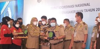 Peduli Tenaga Kerja, Disnaker Riau Terima Penghargaan dari Menaker