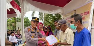 Hari ke-2 Dinas, Kapolsek Koto Gasib IPTU Budiman Beri Santunan Kepada Lansia