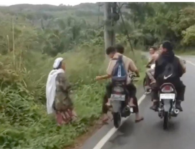 Viral, Pelajar Tapsel Jadi Sorotan: Tendang Nenek-Bully Teman hingga Pingsan Viral, Pelajar Tapsel Jadi Sorotan: Tendang Nenek-Bully Teman hingga Pingsan