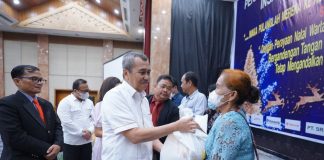 Gubri Syamsuar Berbagi 100 Paket Kasih Natal Kepada Keluarga Kurang Mampu Gubri Syamsuar Berbagi 100 Paket Kasih Natal Kepada Keluarga Kurang Mampu