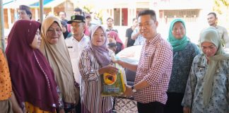 Bupati Rohil Serahkan Bantuan Beras Kepada Masyarakat Darussalam dan Sungai Bakau