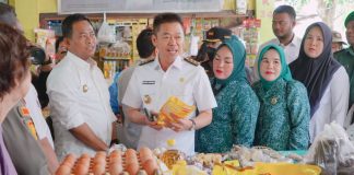 Bupati Afrizal Sintong Didampingi Wabub H Sulayman Cek Harga Sembako Pasar Datuk Rubiah